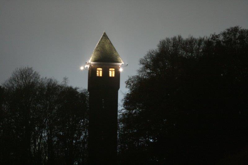 Wasserturm beleuchtet Schaft