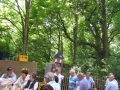 Besucher und Holzturm